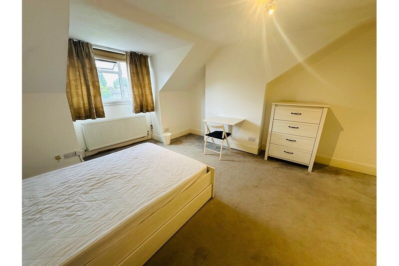 Room Goldhawk Road in Greater London