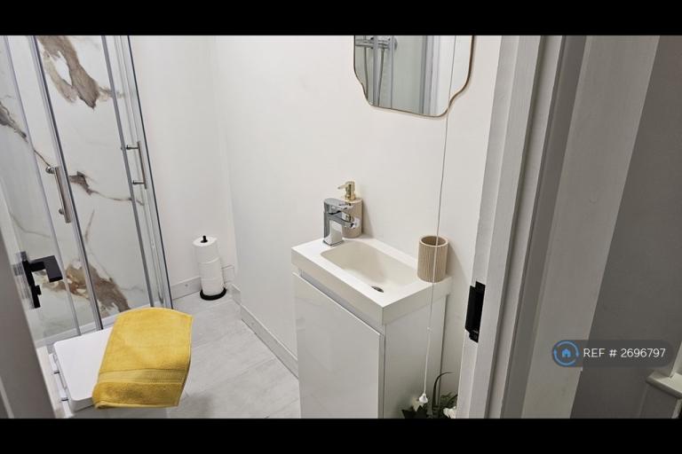 Room Morant Road in Colchester