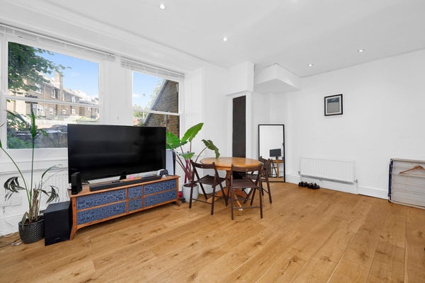 Flat Countess Road in London
