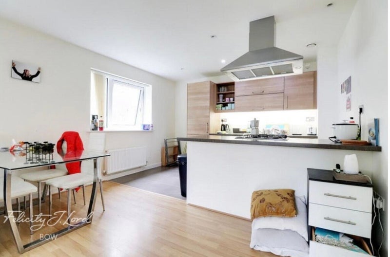 Room William Whiffin Square in Greater London