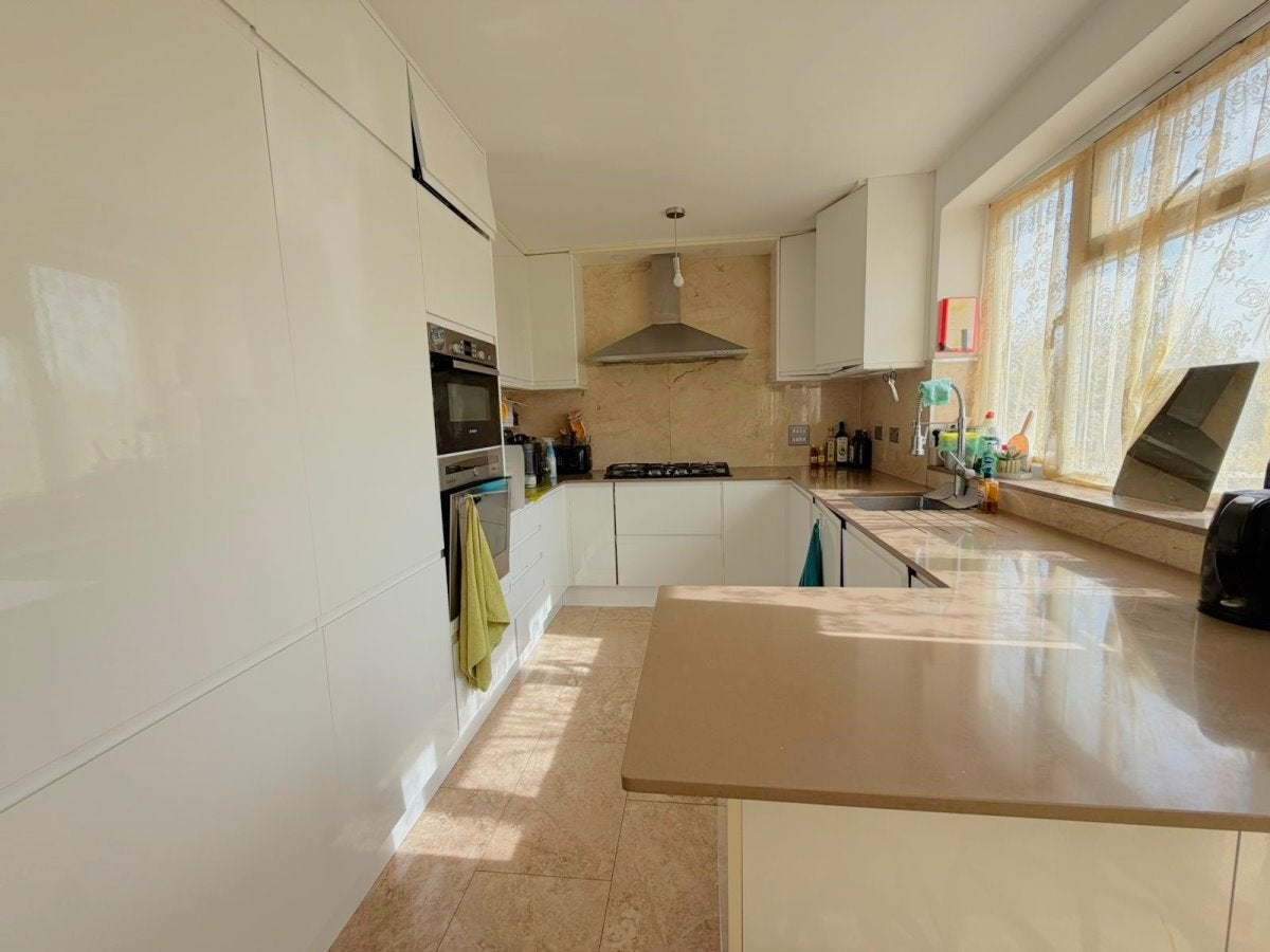 Room Elm Drive in Greater London