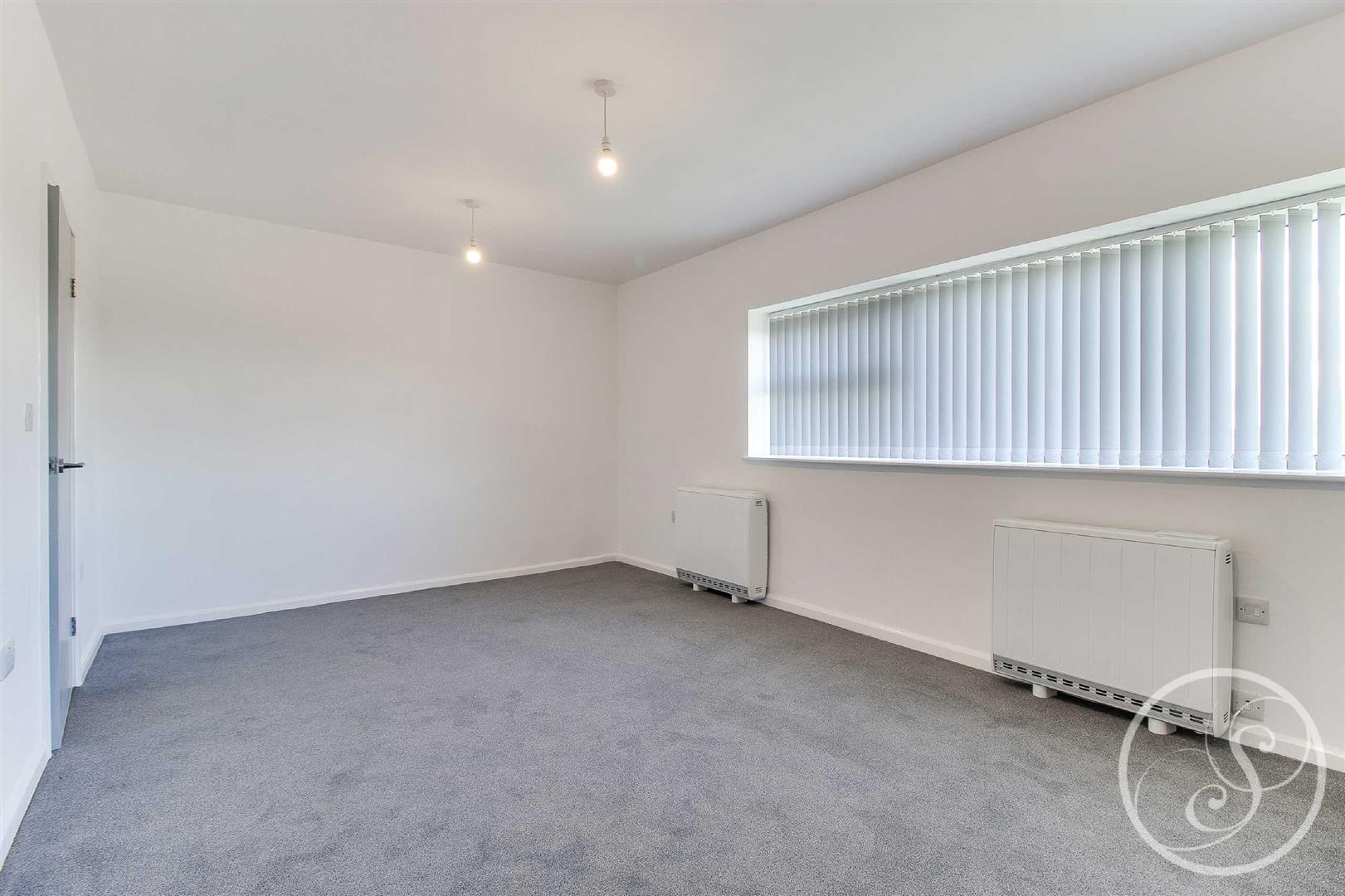 Flat Woodliffe Drive in Leeds