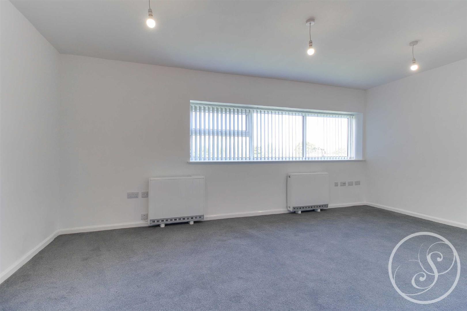 Flat Woodliffe Drive in Leeds