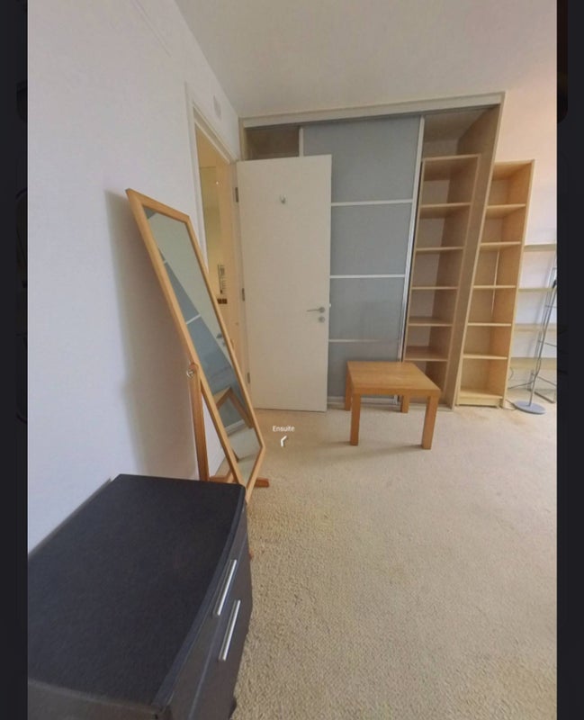 Room Commercial Road in Greater London