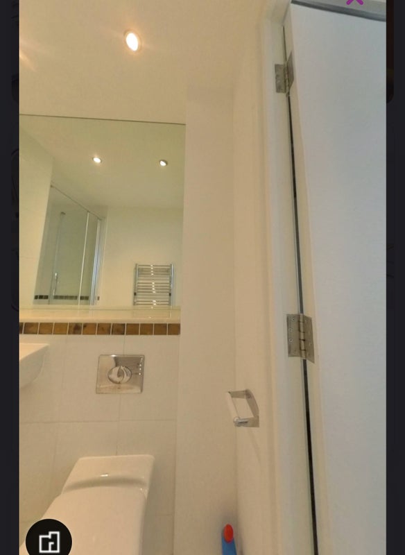 Room Commercial Road in Greater London