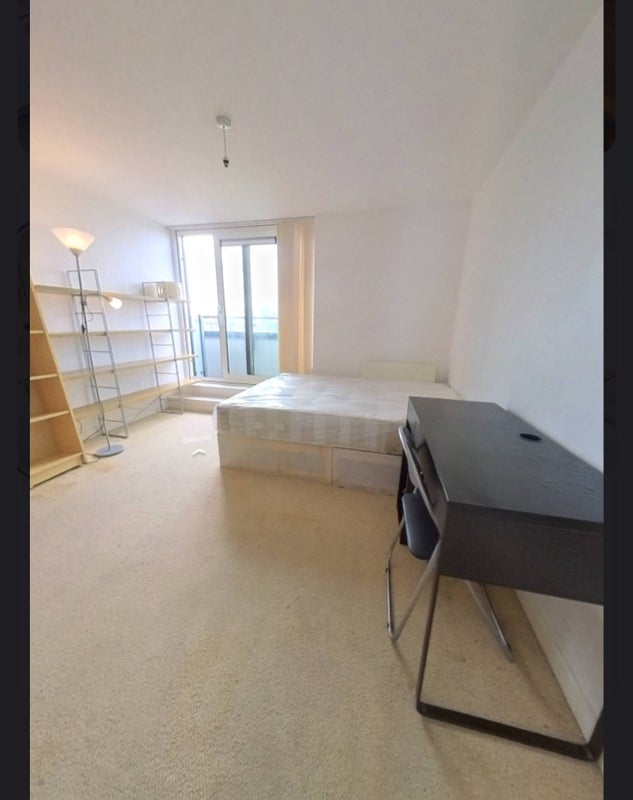 Room Commercial Road in Greater London