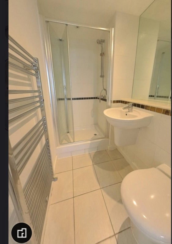 Room Commercial Road in Greater London