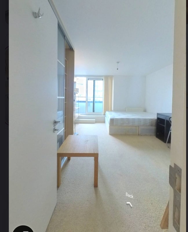 Room Commercial Road in Greater London