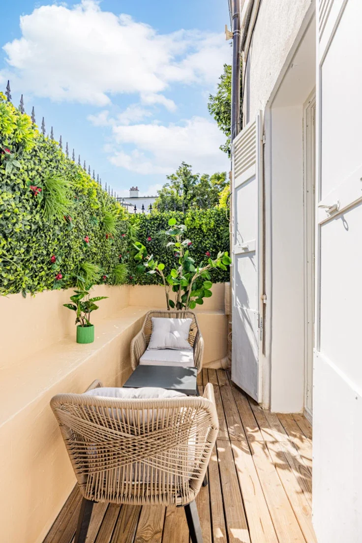 Flat Rue Norvins in Paris