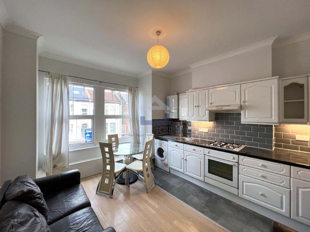 Flat Tooting Bec Road in Greater London