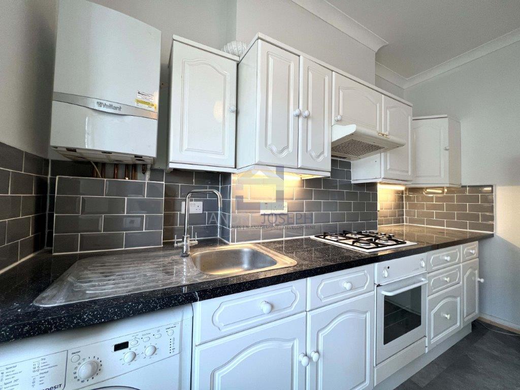 Flat Tooting Bec Road in Greater London