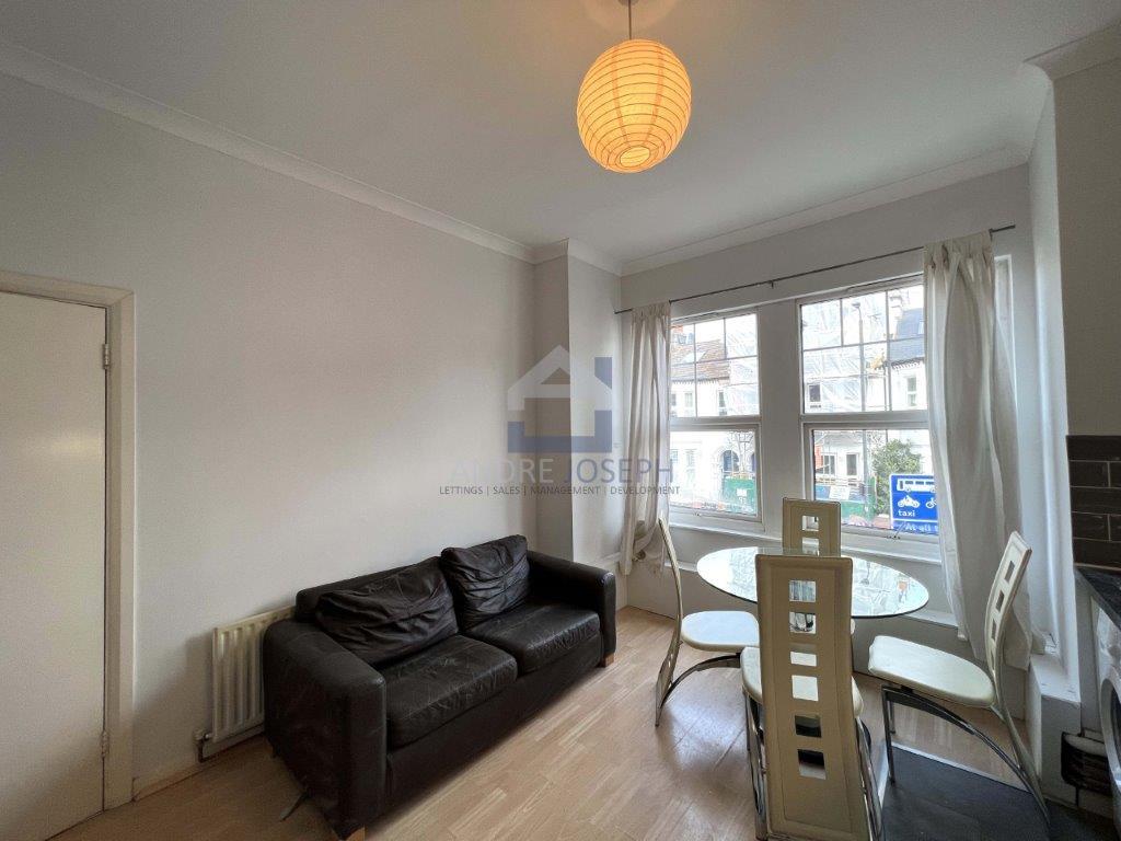 Flat Tooting Bec Road in Greater London