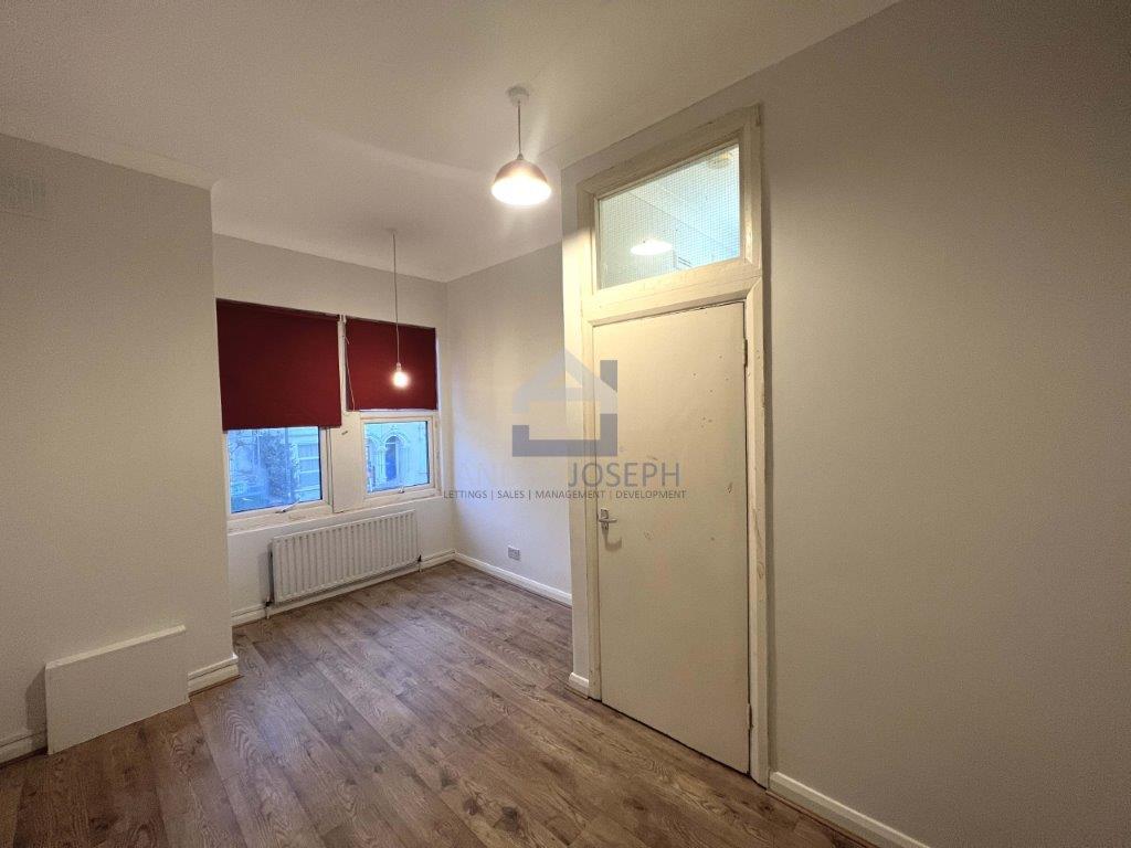 Flat Tooting Bec Road in Greater London