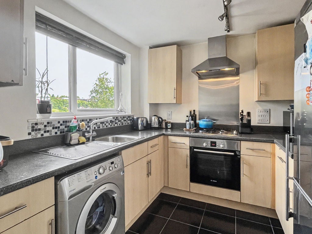 Flat Hennerton Way in High Wycombe Community Board