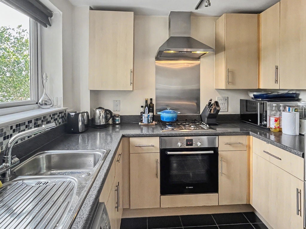 Flat Hennerton Way in High Wycombe Community Board