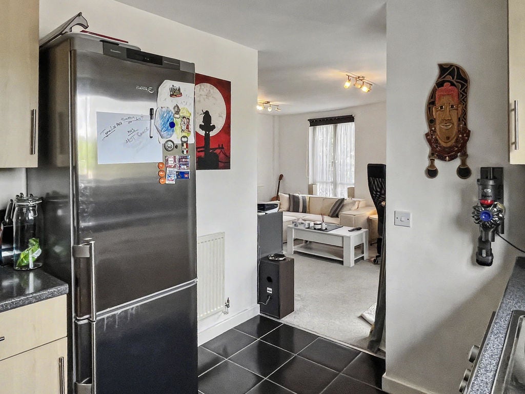 Flat Hennerton Way in High Wycombe Community Board