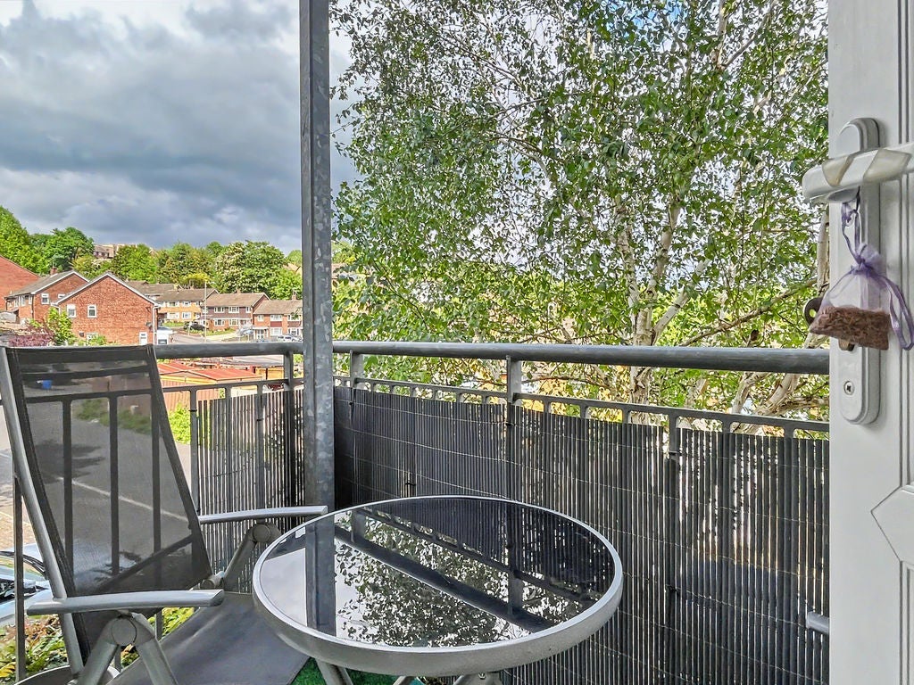 Flat Hennerton Way in High Wycombe Community Board