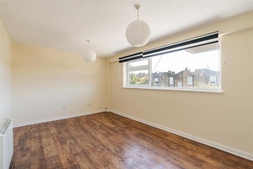 Flat Hornsey Road in Greater London
