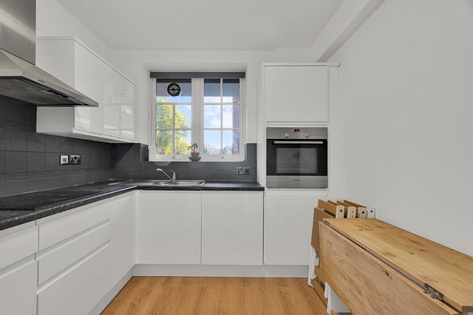 Flat Adelaide Road in Greater London