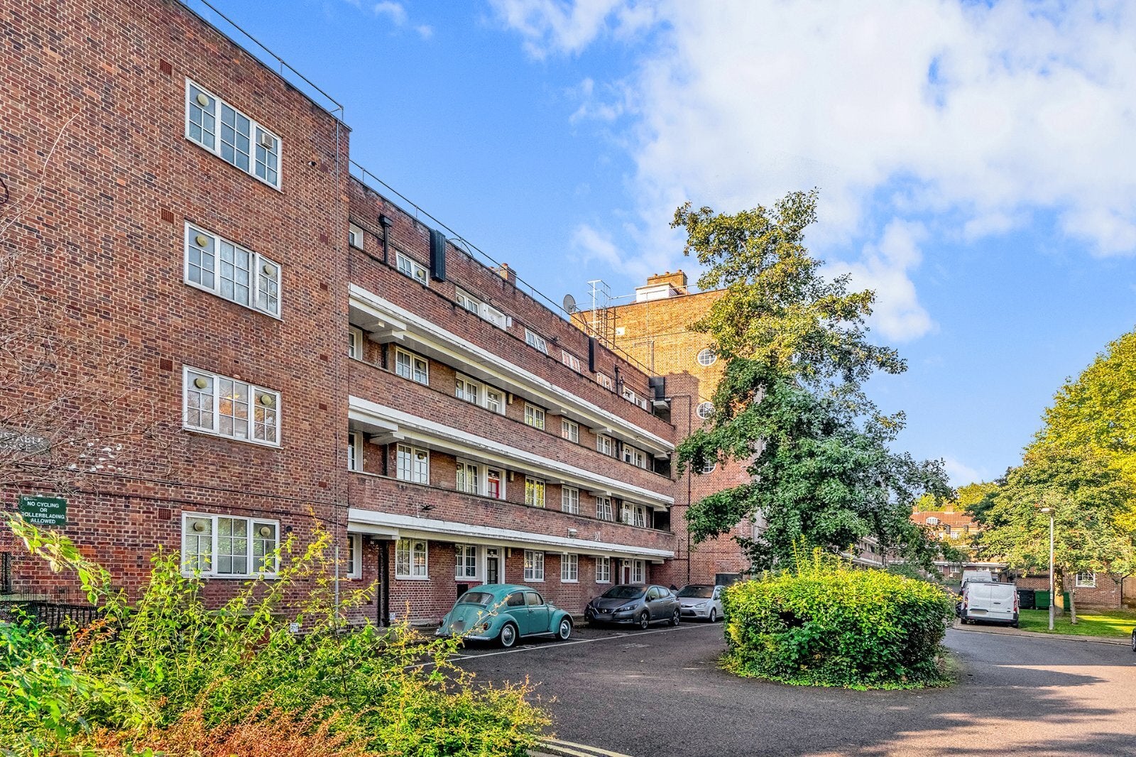 Flat Adelaide Road in Greater London