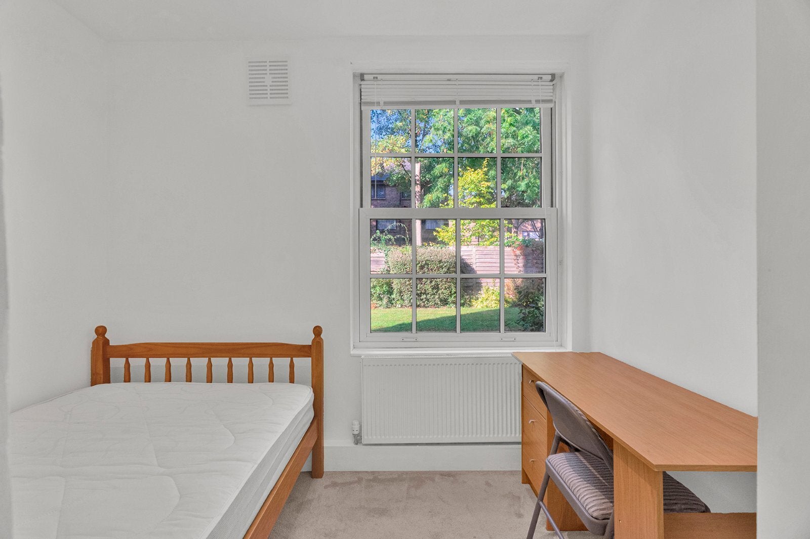 Flat Adelaide Road in Greater London