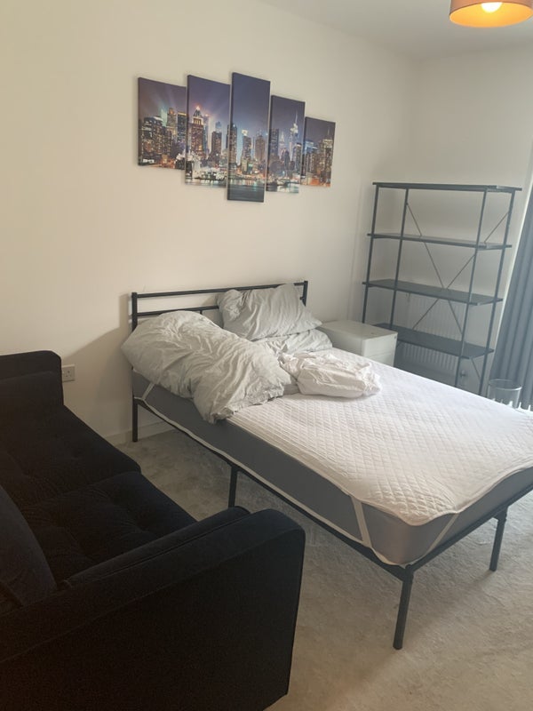 Room Ironworks Way in Greater London