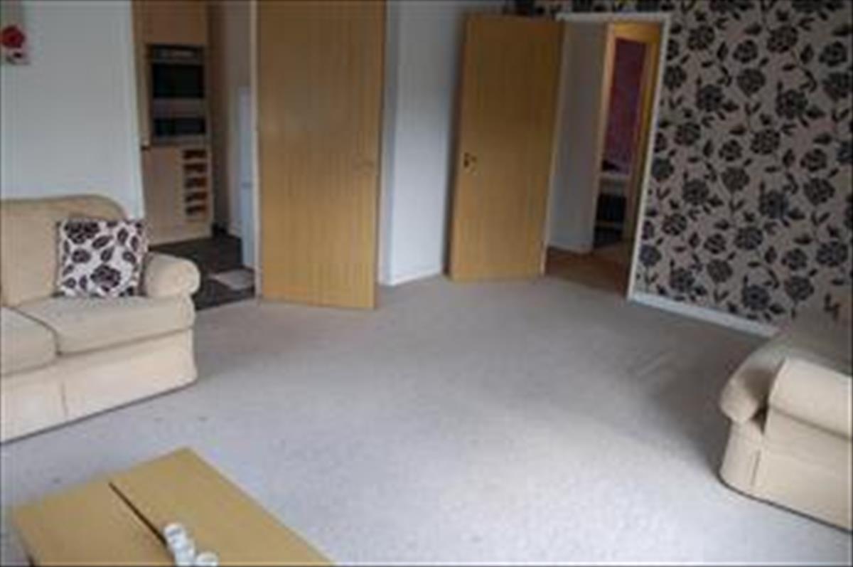 Flat Dean Court in Bolton