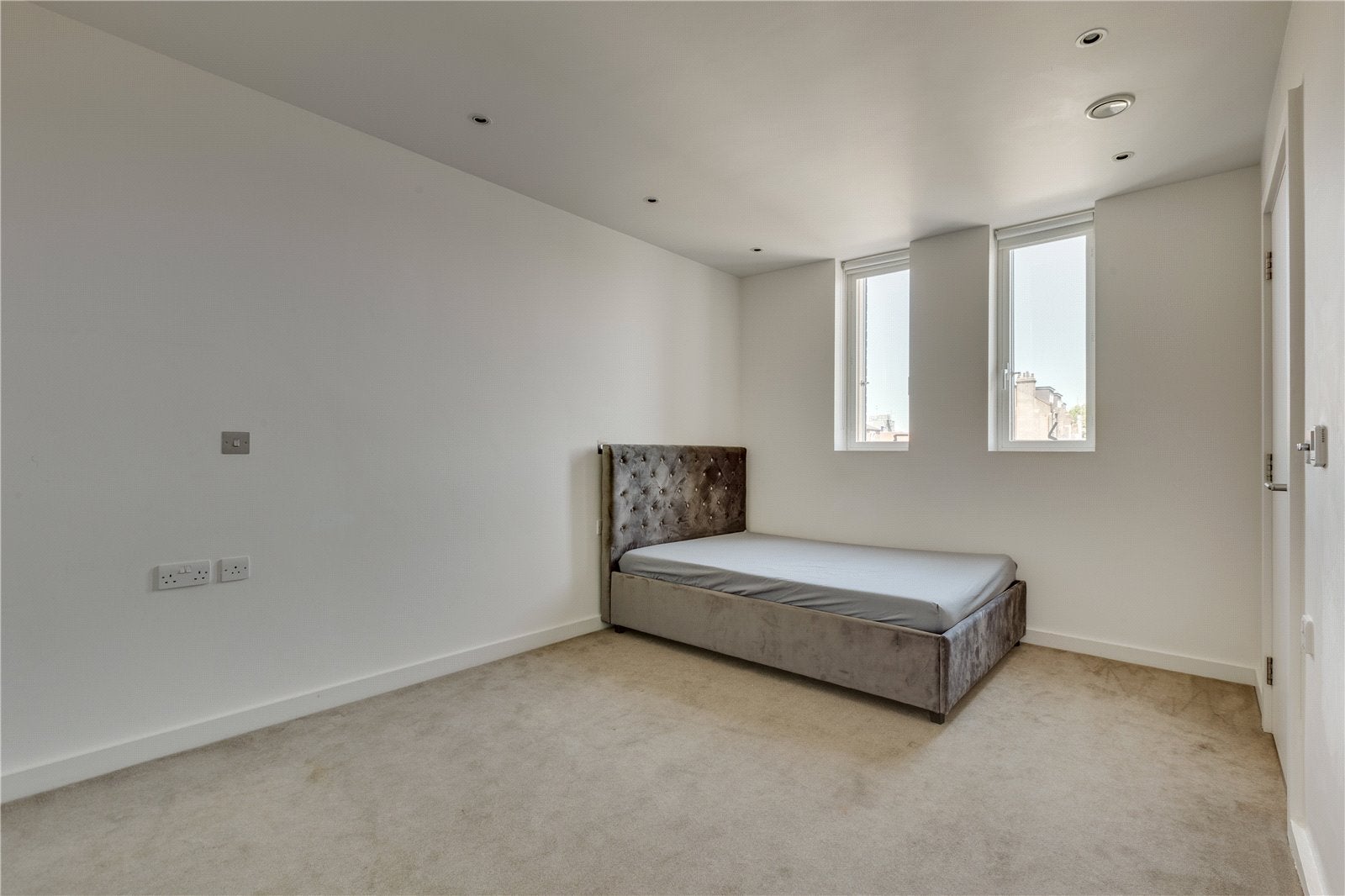 Flat Salusbury Road in Greater London