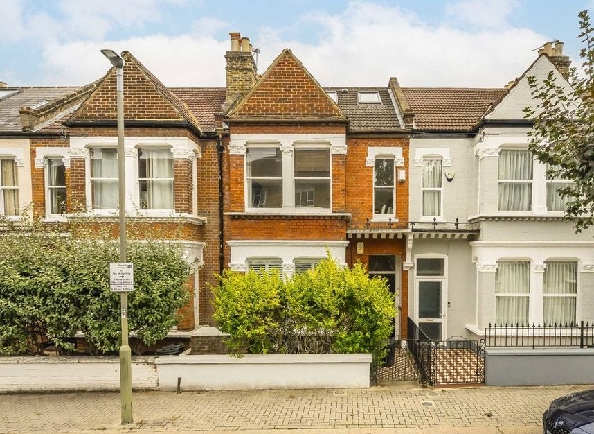 Flat Boundaries Road in Greater London