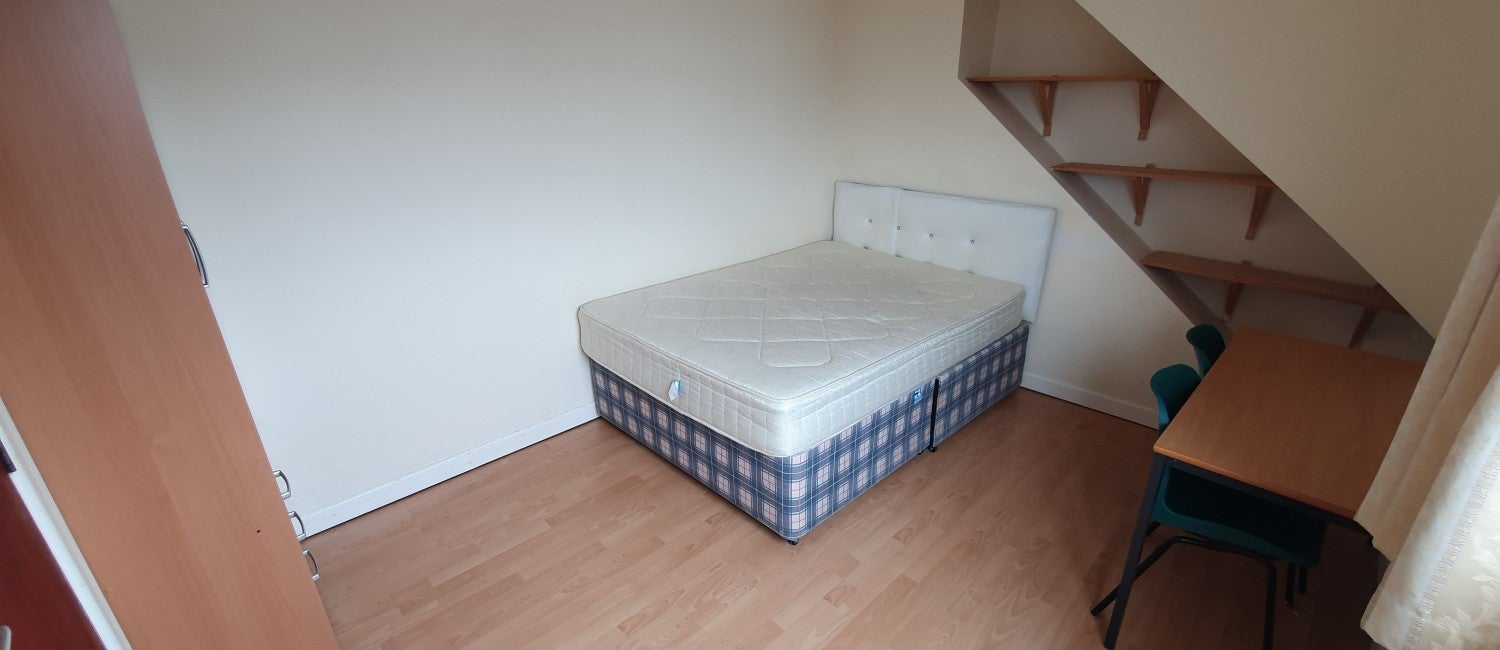 Flat Mundy Place in Cardiff