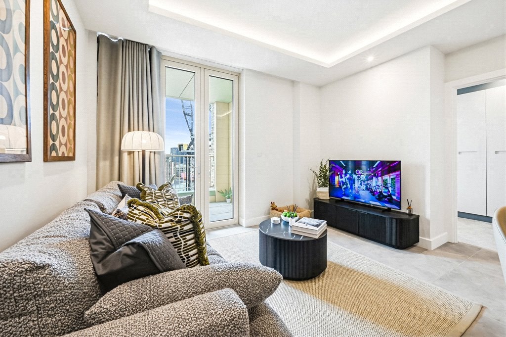Flat Ponton Road in Greater London