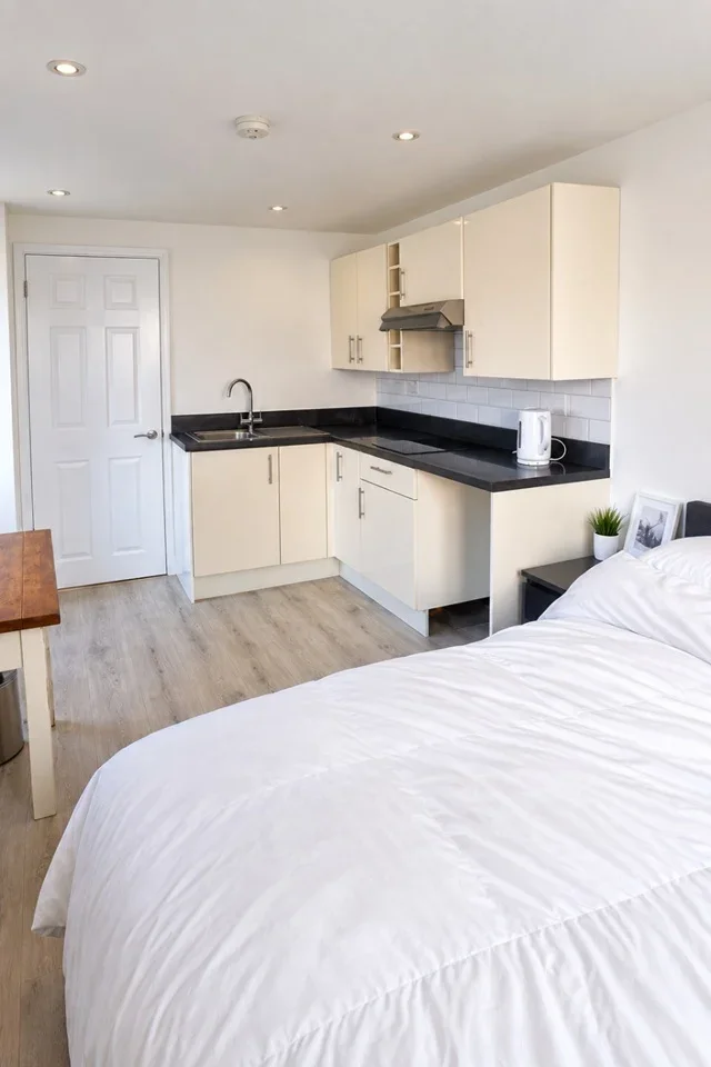 Flat Latimer Road in Greater London