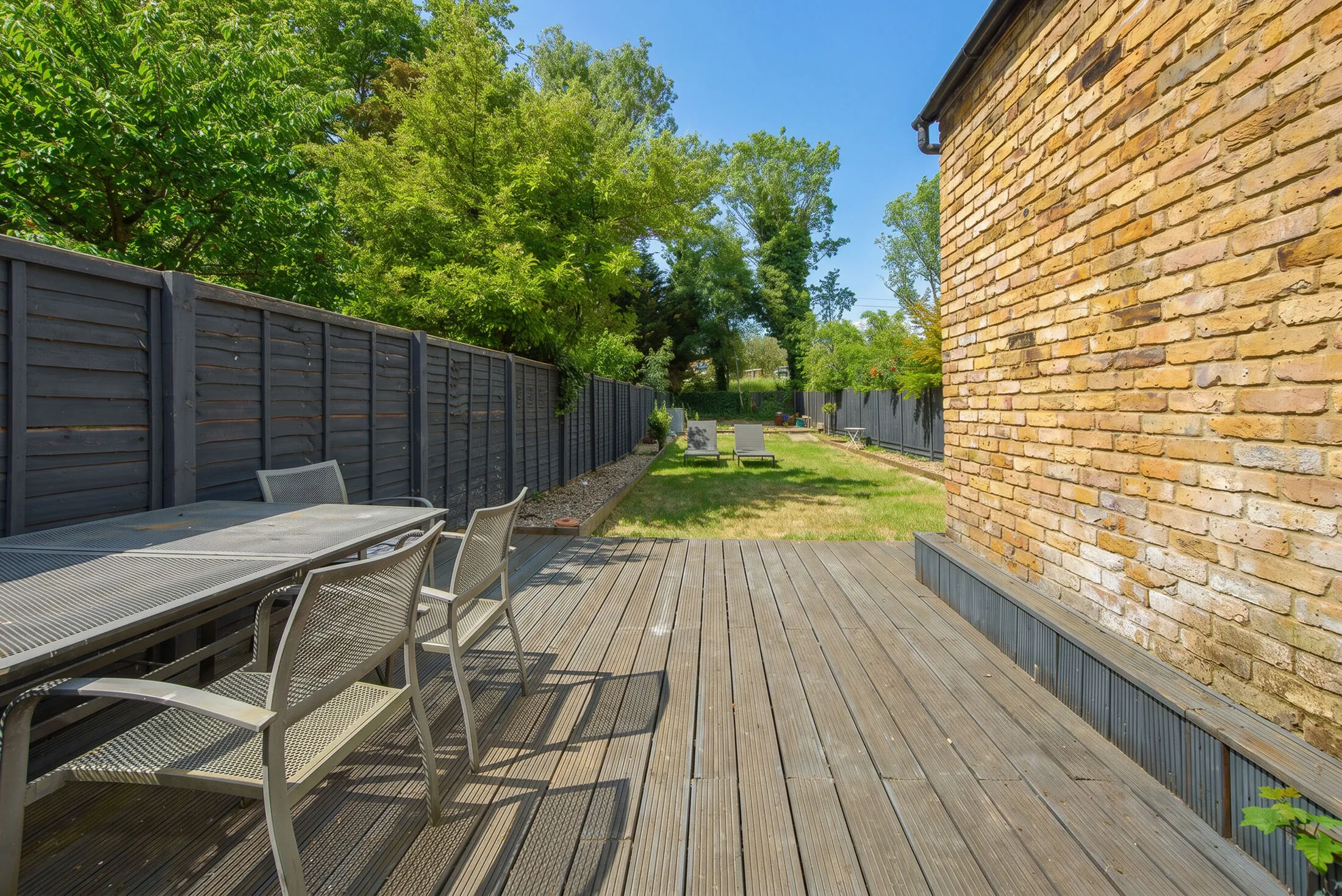 Flat Dyne Road in Greater London