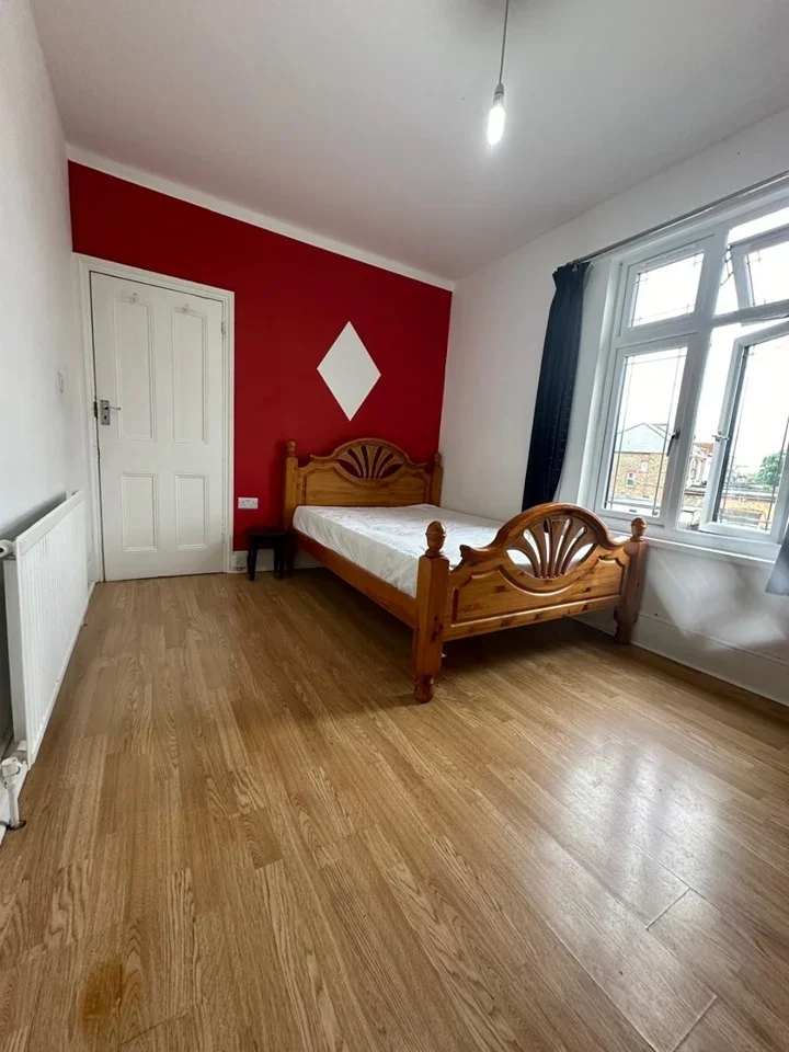 Room Gantshill Crescent in Greater London