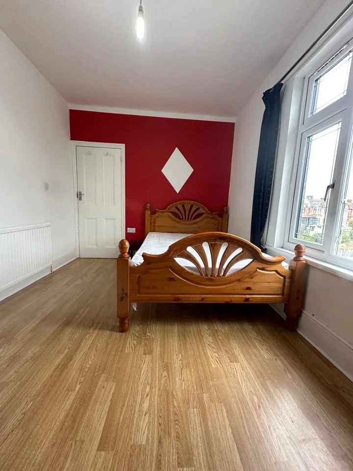 Room Gantshill Crescent in Greater London