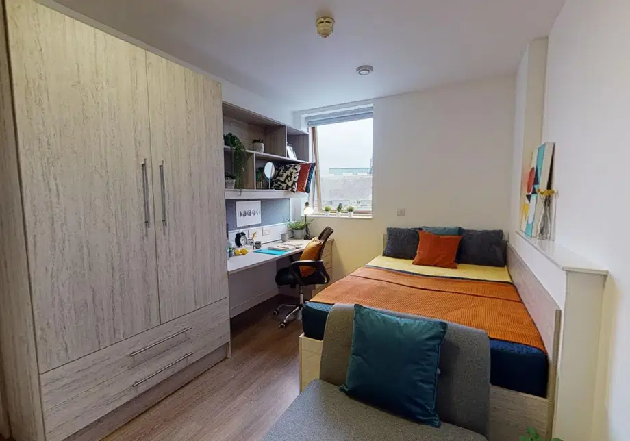 Room Vicarage Road in Greater London