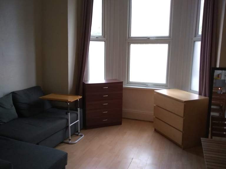 Flat Mazenod Avenue in Greater London