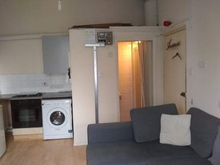 Flat Mazenod Avenue in Greater London