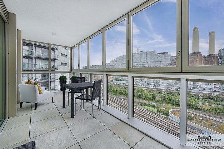 Flat Sopwith Way in Greater London