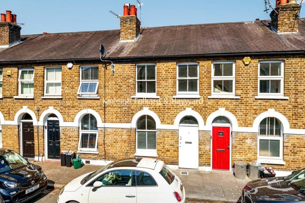 Flat Mooreland Road in London