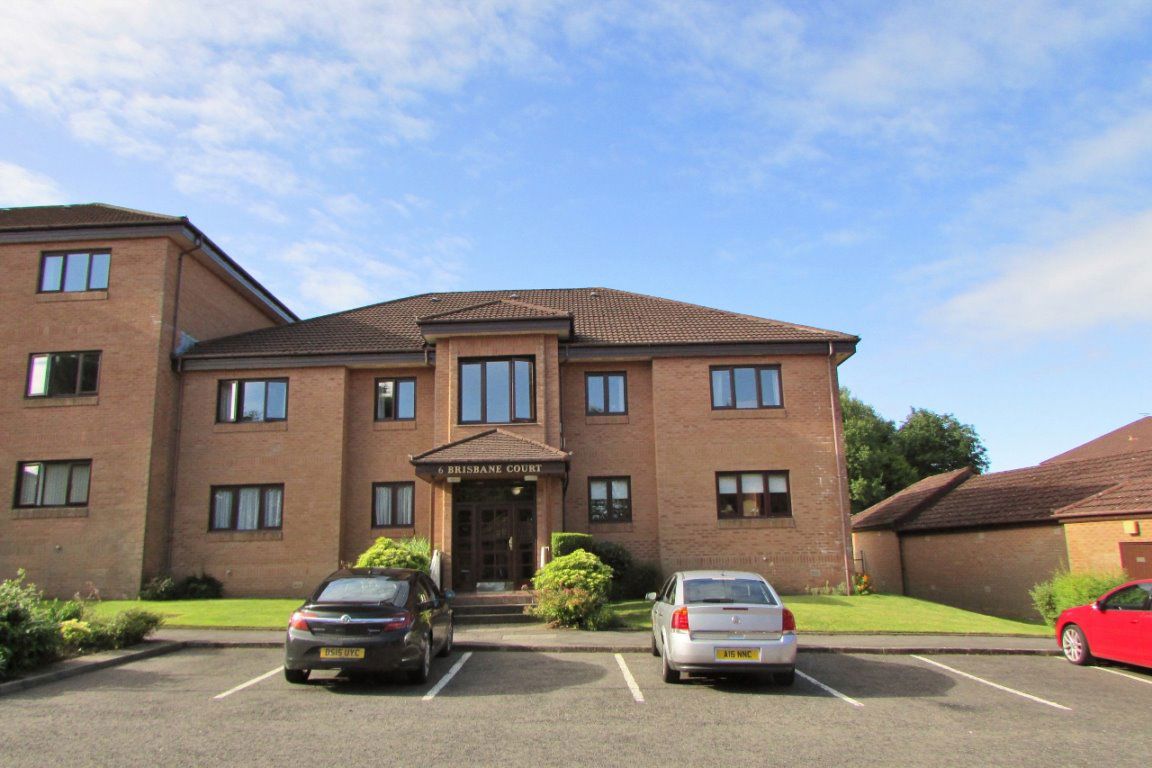 Flat Brisbane Court in Giffnock