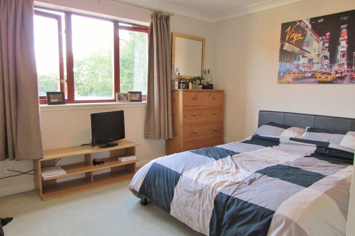 Flat Brisbane Court in Giffnock
