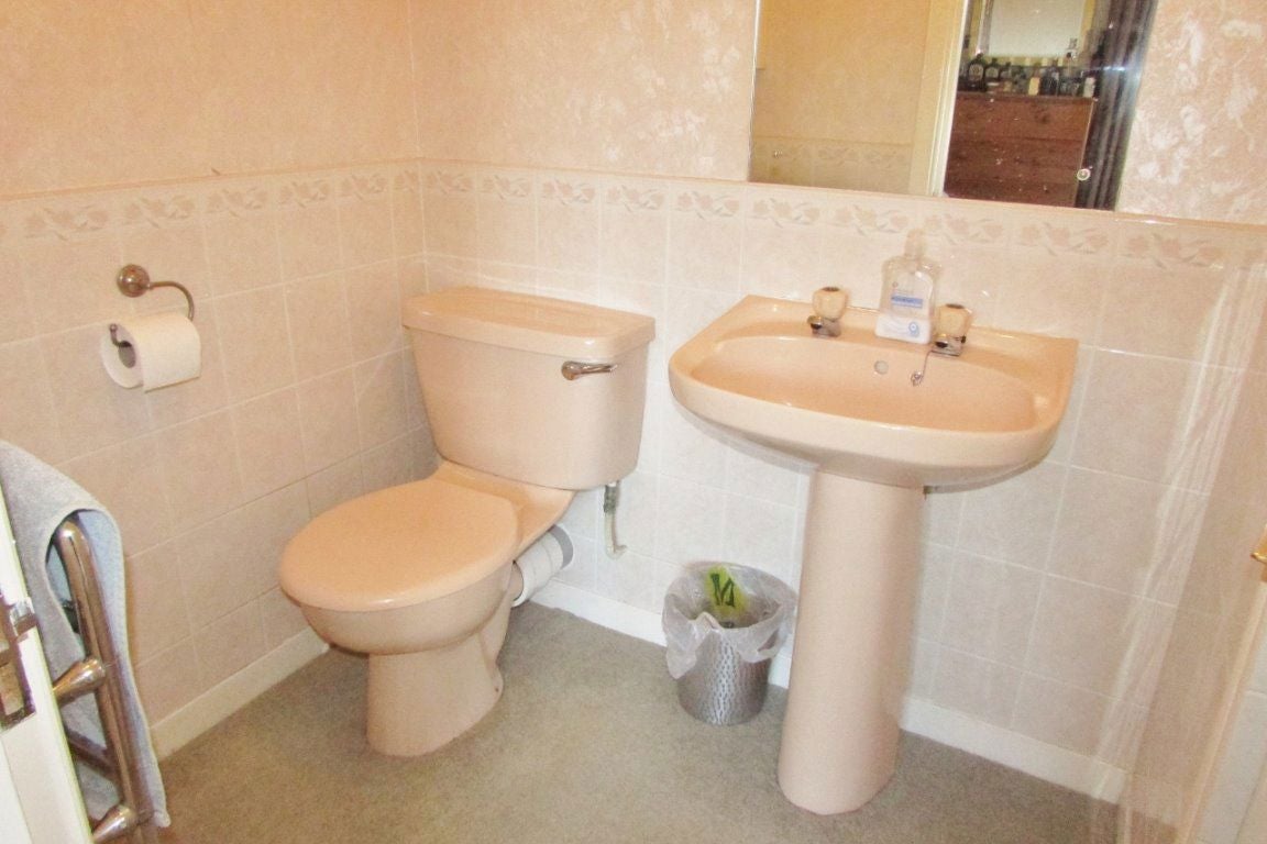 Flat Brisbane Court in Giffnock