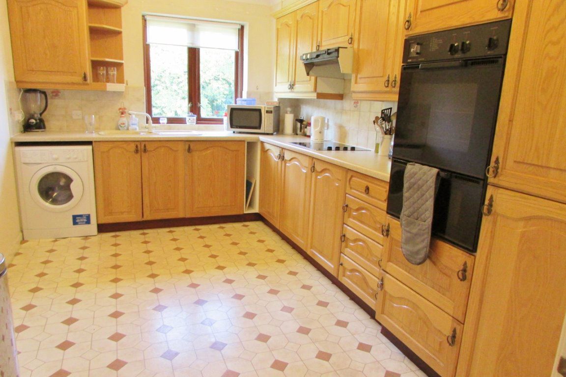 Flat Brisbane Court in Giffnock