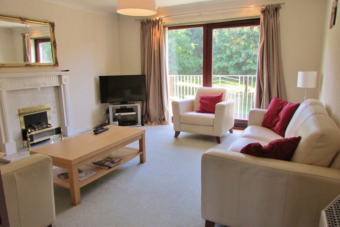 Flat Brisbane Court in Giffnock