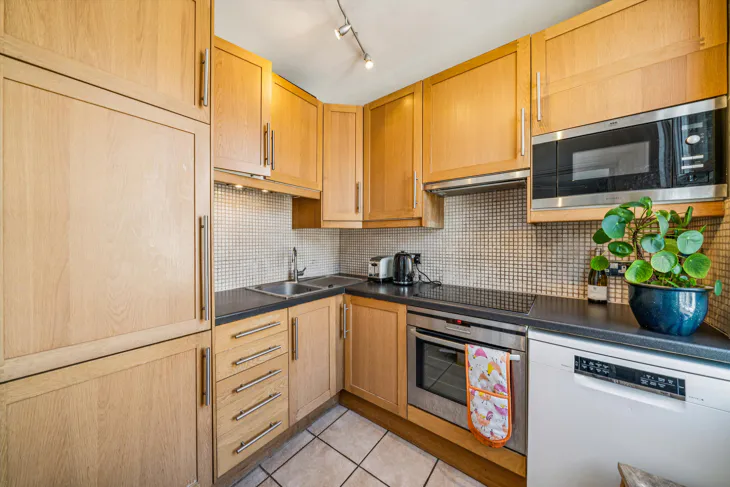 Flat Larkfield Road in Greater London