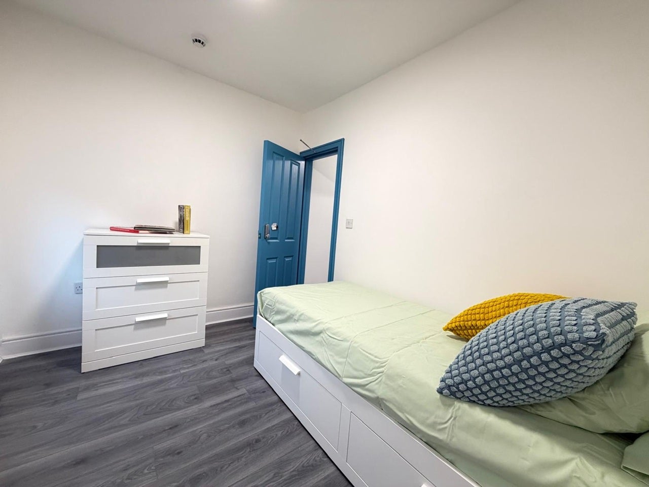 Room Bedford Road in Liverpool