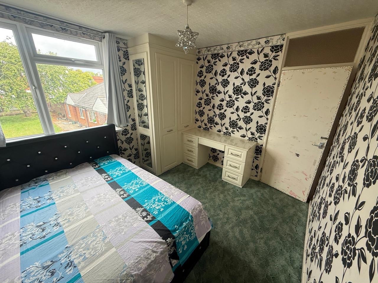 House Aldersgrove Avenue in Greater London