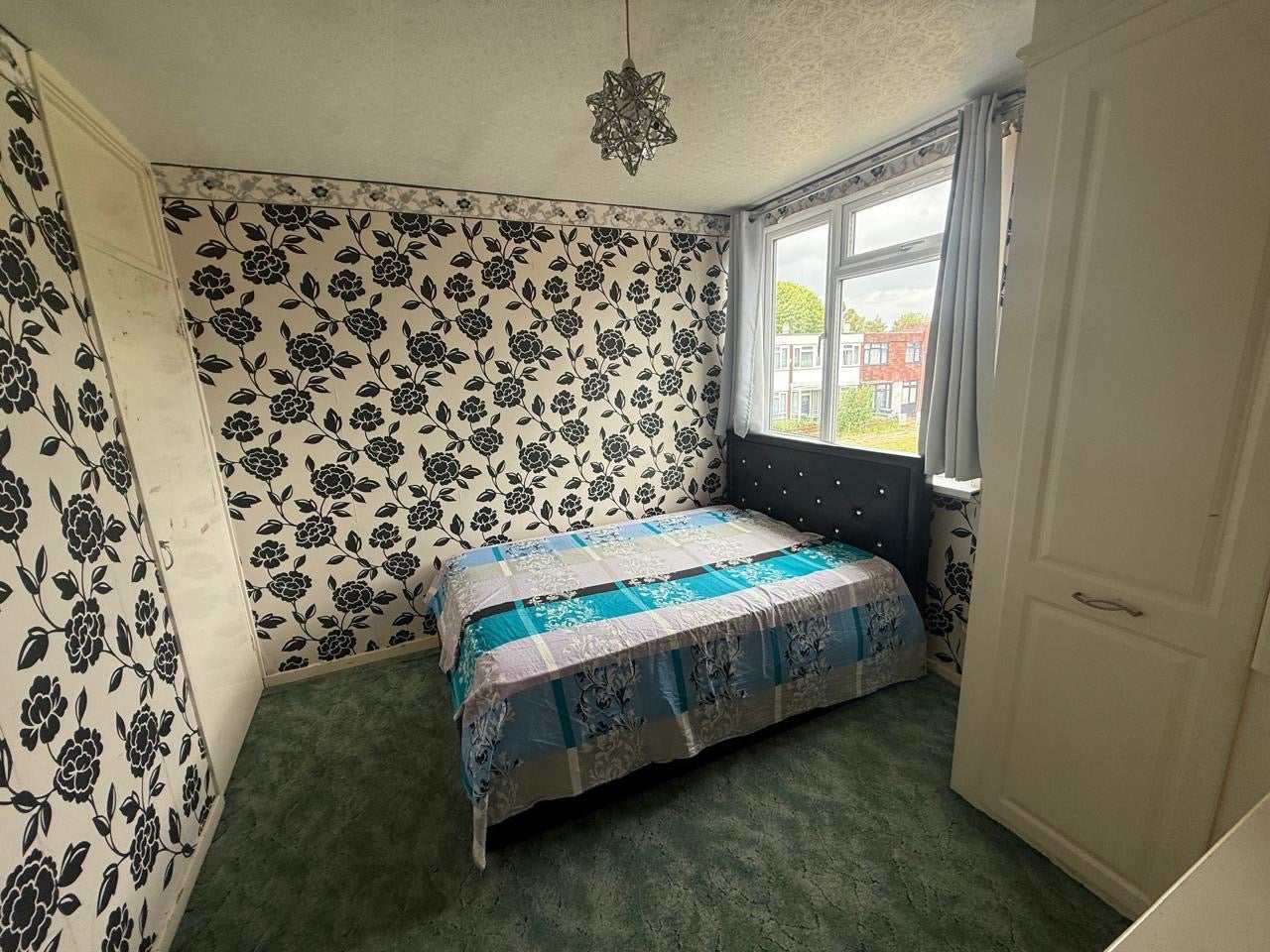 House Aldersgrove Avenue in Greater London