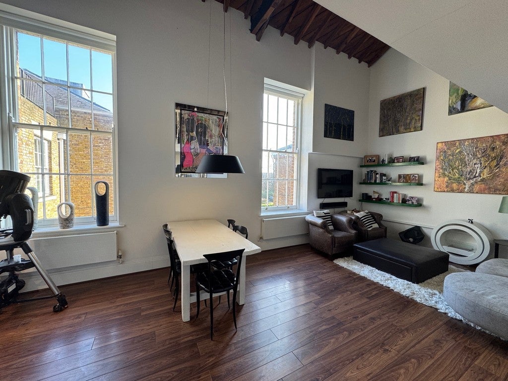 Flat Royal Drive in Greater London